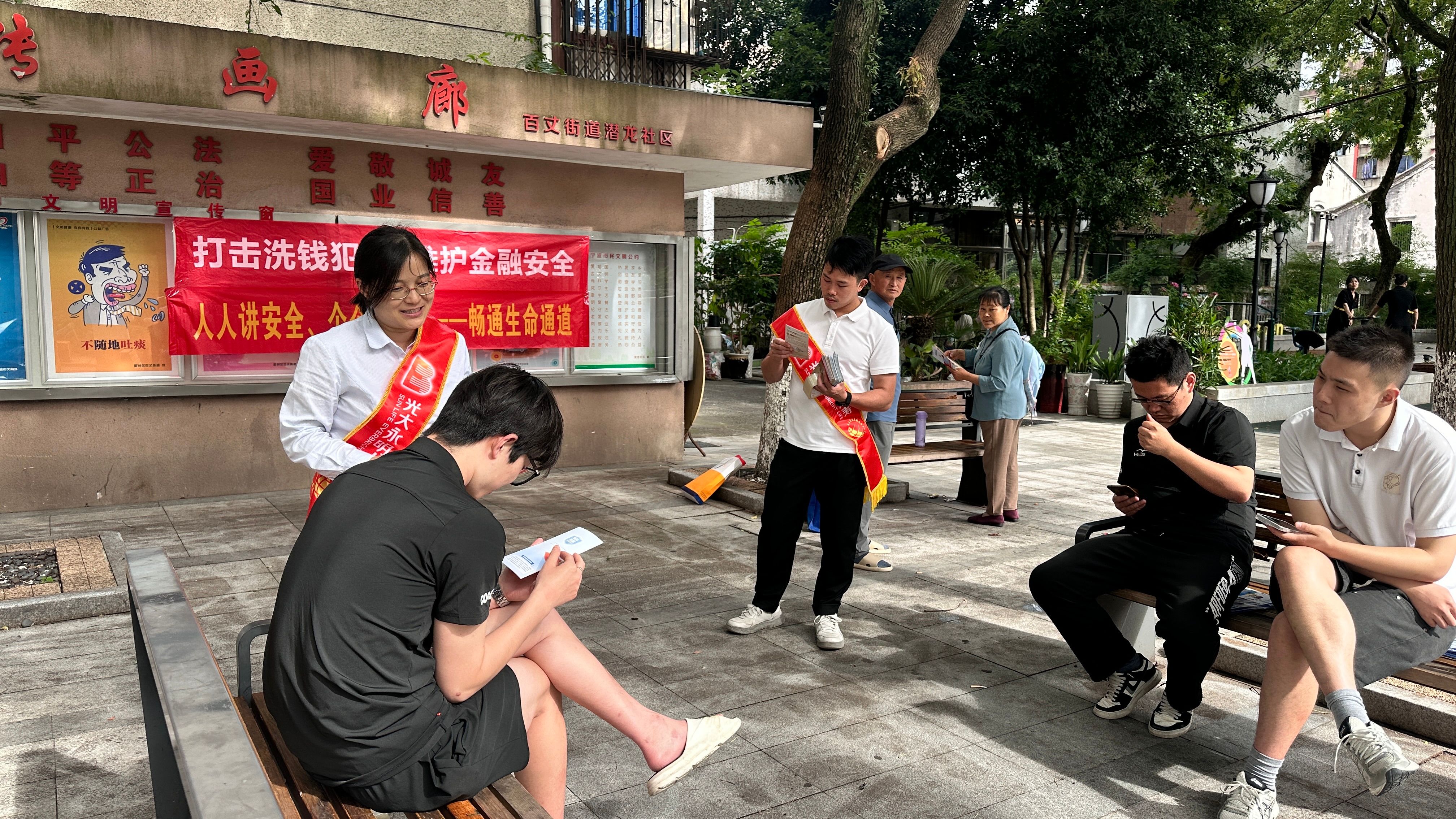 進(jìn)社區(qū)進(jìn)行安全生產(chǎn)月活動宣導(dǎo)